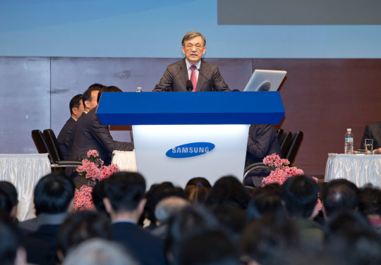 작년 3월 23일 삼성전자 서초사옥에서 열린 49기 정기 주주총회에서 이사회 의장인 권오현 삼성전자 회장이 인사말을 하고 있다. <삼성전자 제공>